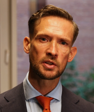 mann med brunt hår og skjegg